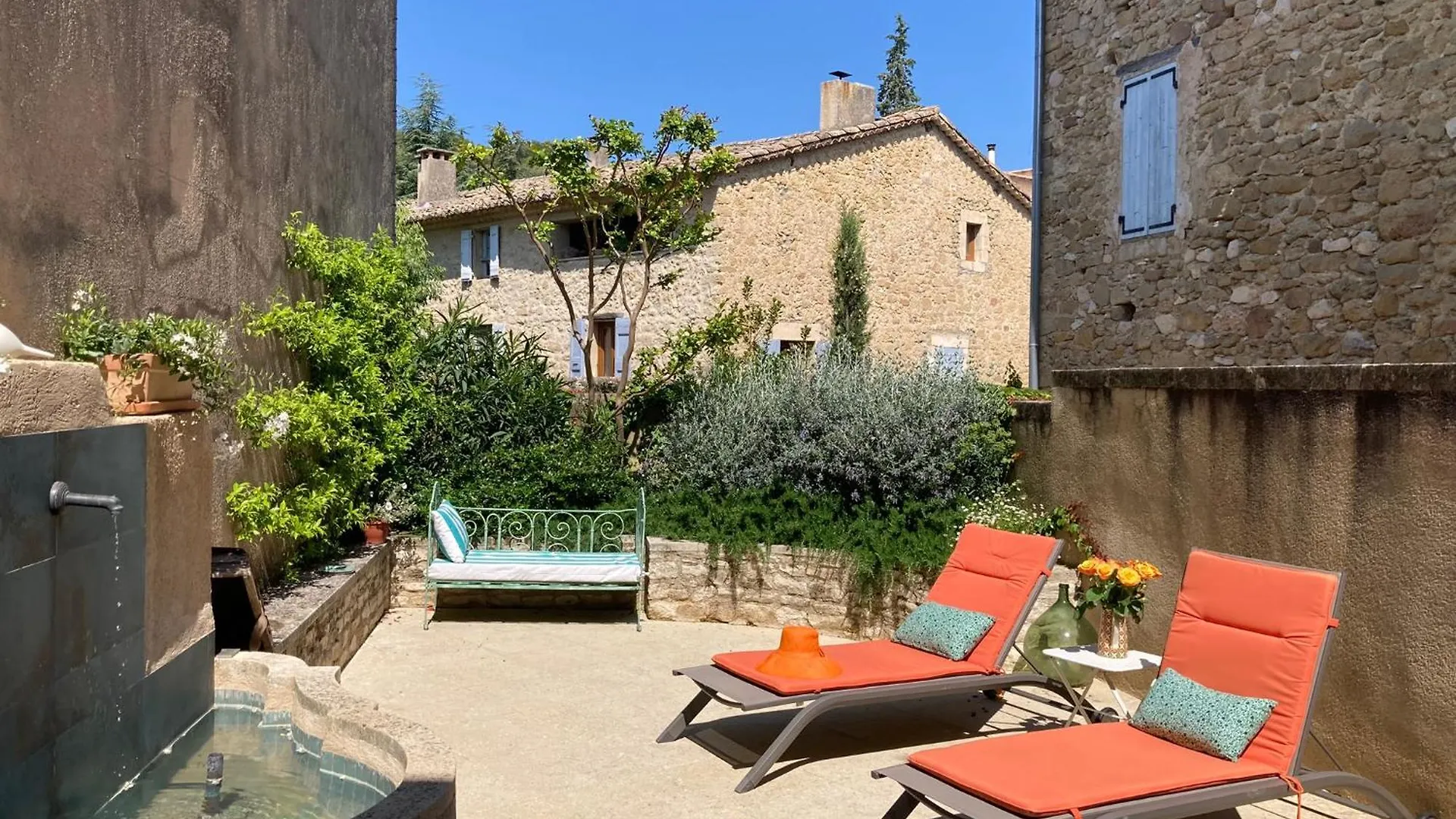 Aux Deux Fontaines - Au Coeur De La Provence Hotel Vaugines France